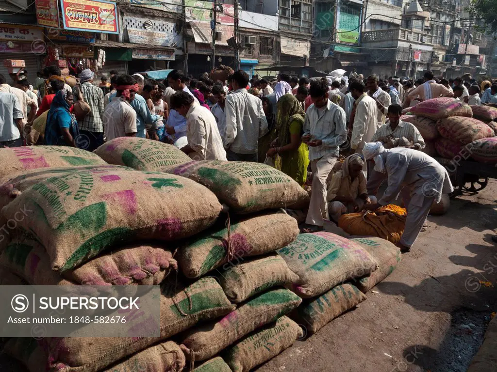 Customers looking for good deals at the spice wholesale market in Old Delhi, Delhi, India, Asia