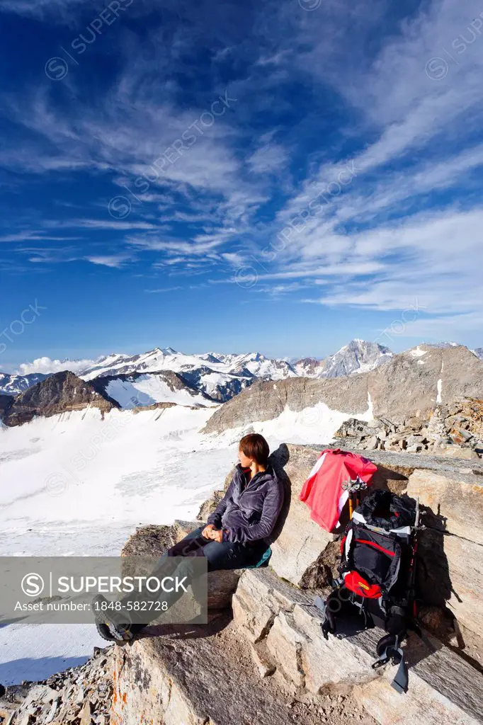 Mountaineer having a rest, Hohen Angulus Mountain, Ortler region, looking towards the Koenig, Zebru and Vertainspitz mountains, Alto Adige, Italy, Eur...