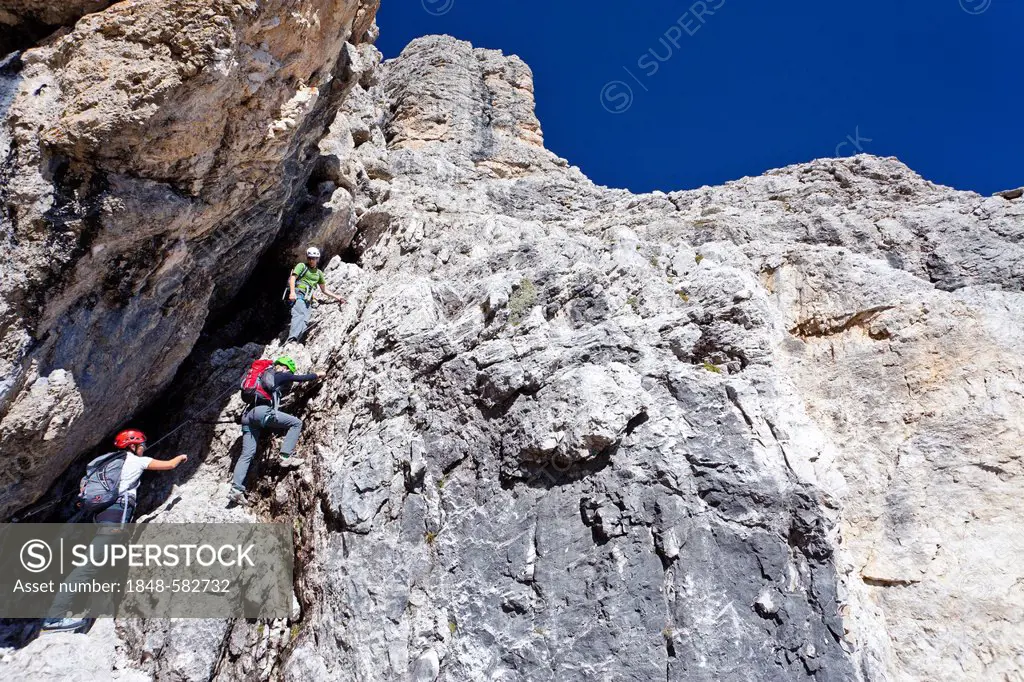 Mountain climbers climbing the Boeseekofel Climbing Route, Dolomites, Trentino, Italy, Europe