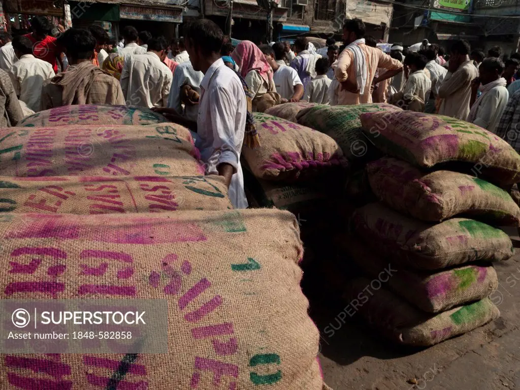 Customers looking for good deals at the spice wholesale market in Old Delhi, Delhi, India, Asia
