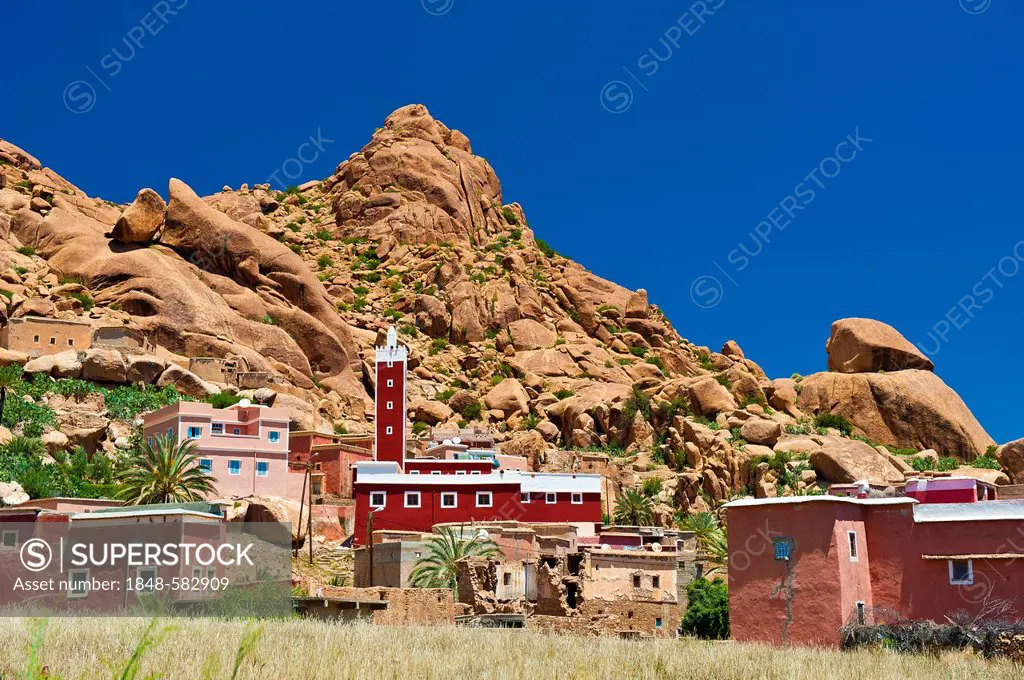 Houses and a mosque with a minaret in typical rocky landscape of granite boulders, Tafraoute, Anti-Atlas Mountains, southern Morocco, Morocco, Africa