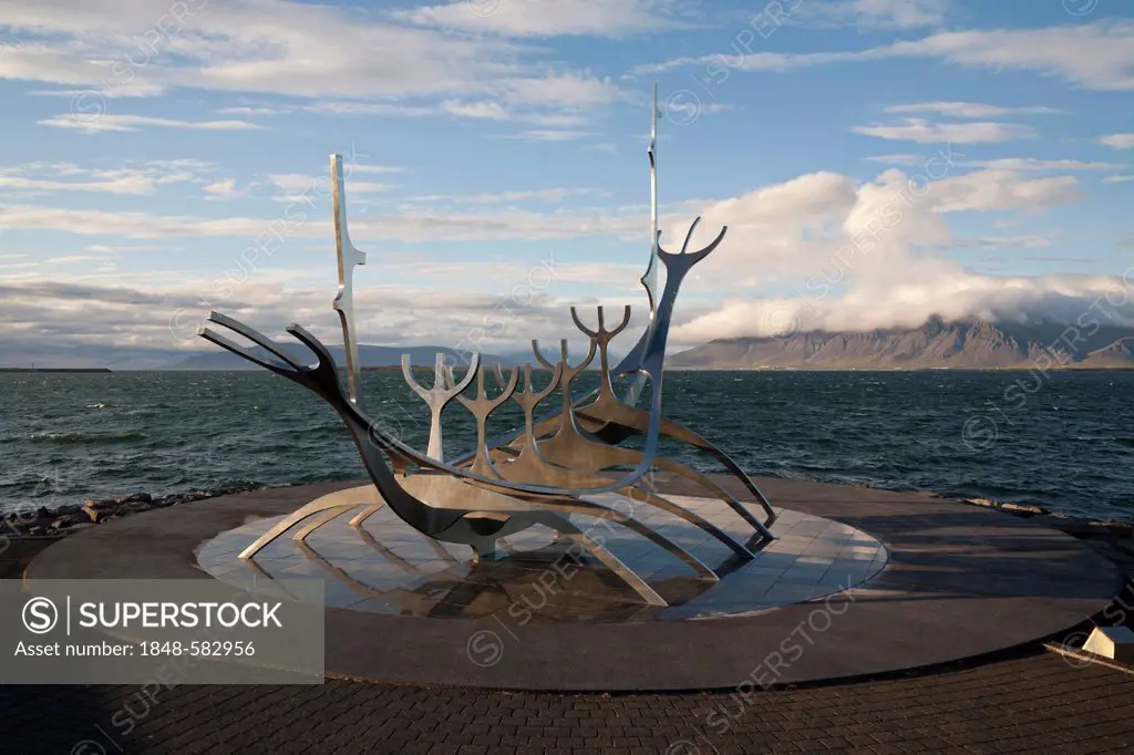 Sólfari, solar journey, viking ship, monument made of steel, Saebraut, Reykjavik, Iceland, Europe