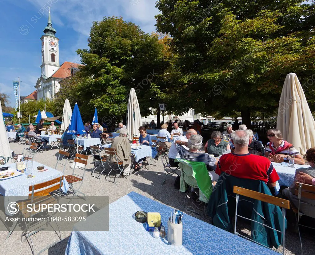 Visitors in the Klosterschaenke beer garden in front of Schaeftlarn Abbey, Upper Bavaria, Bavaria, Germany, Europe