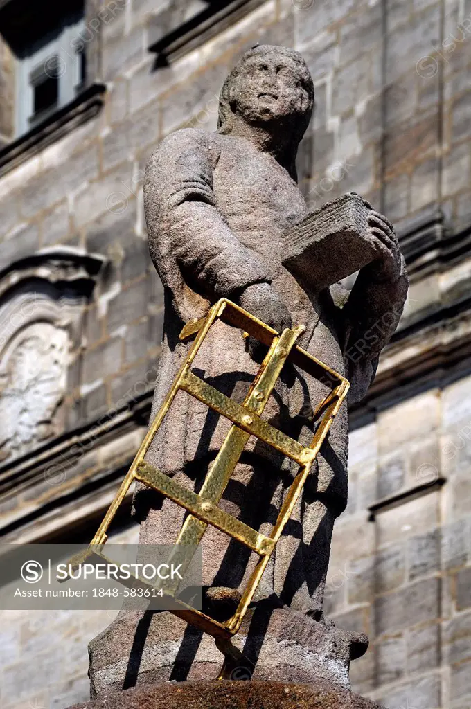 Statue of St. Lawrence carrying a grid, Laurentius-Kirche church at the back, Oberer Markt, Altdorf, Franconia, Bavaria, Germany, Europe