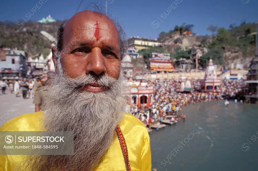 Hindu priest with a beard, portrait, Kumbh or Kumbha Mela, Har Ki Pauri Ghat, a famous bathing ghat at Haridwar or Hardwar, Uttarakhand, formerly Utta...
