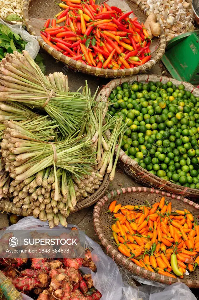 Ginger, lemon grass, lime, hot peppers, traditional baskets, market in the historic town centre, Ha Noi, Hanoi, Vietnam, Southeast Asia, Asia