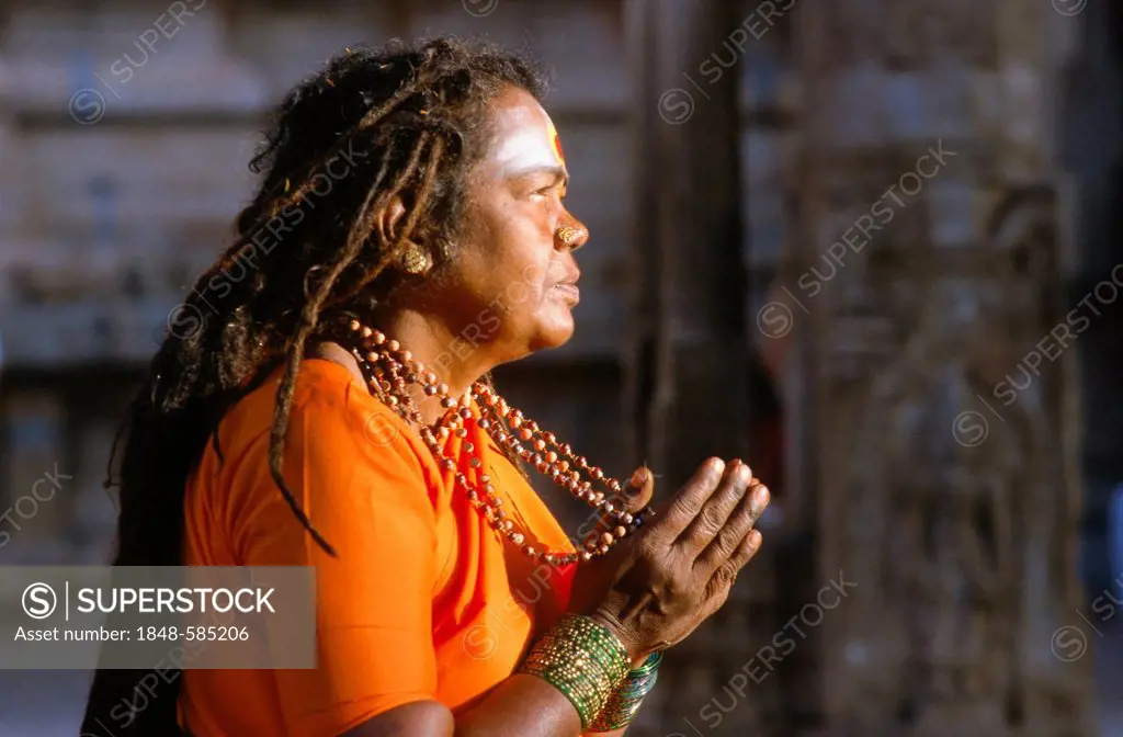 Devotee praying inside Srirangam temples, Tiruchirappalli, Tamil Nadu, India, Asia