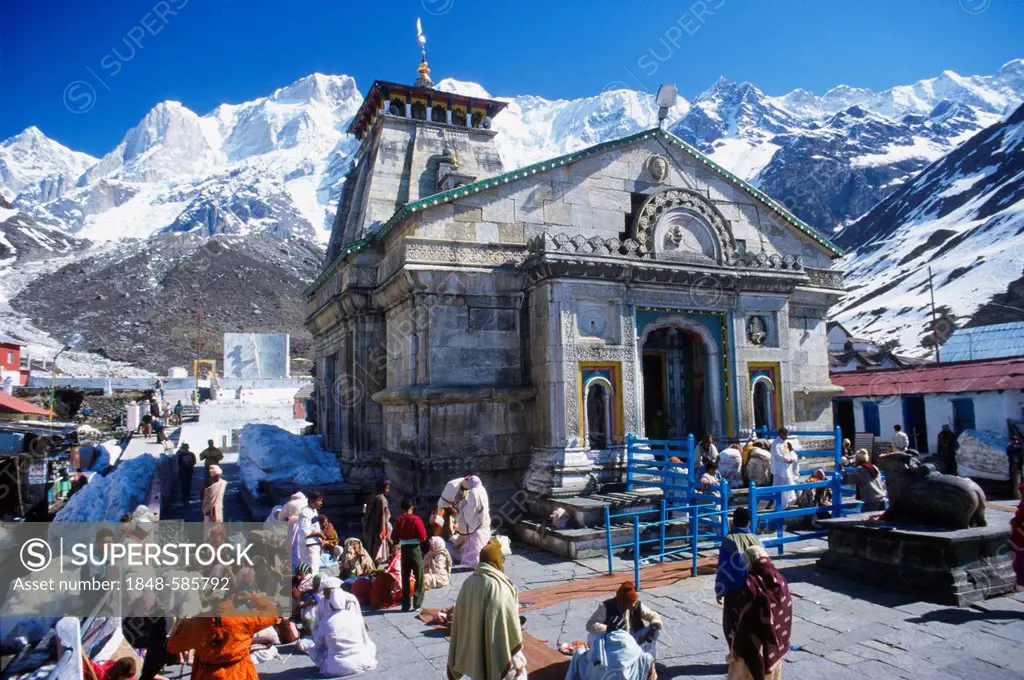 Kedarnath, one of the sources of the holy river Ganges, surrounded by mountains more than 6000m high, Uttarakhand, formerly Uttaranchal, India, Asia