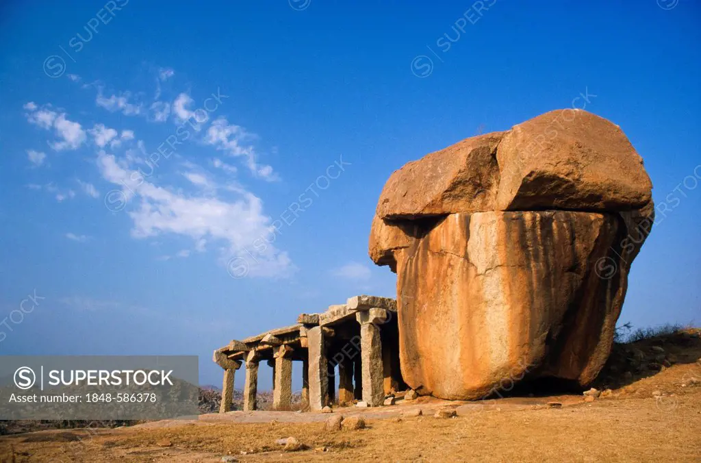 Ruins of the old kingdom Vijayanagar, Hampi, Karnataka, India, Asia
