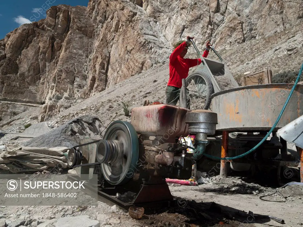 Road construction at Karakorum Highway by Chinese labourer, working under rough conditions, Gilgit, North West Frontier, Pakistan, South Asia