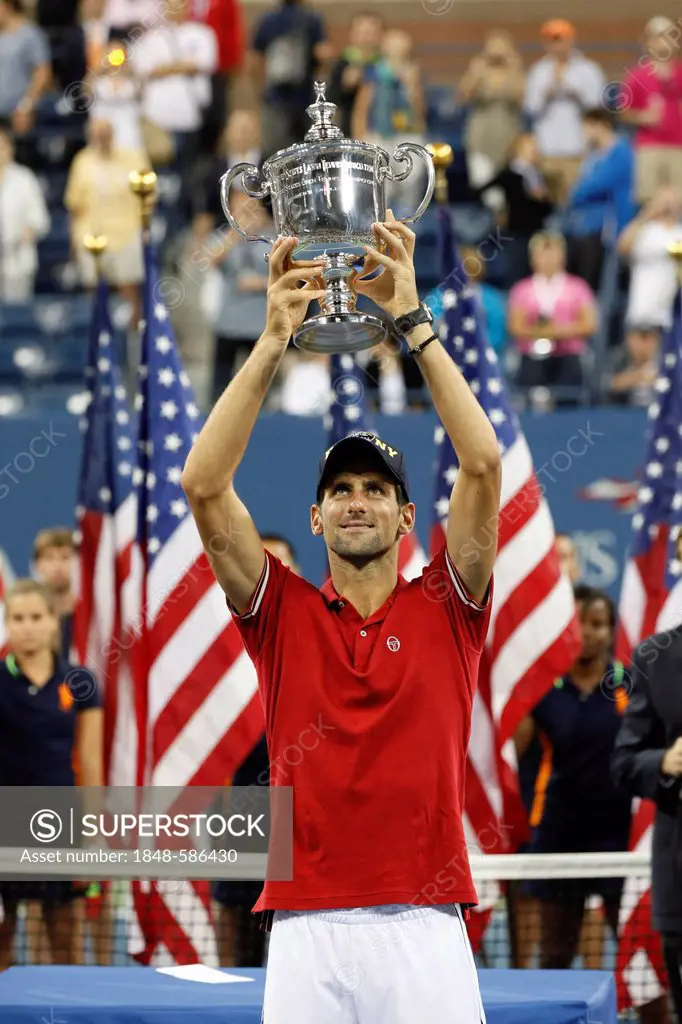 Awards ceremony, Novak Djokovic, SRB, winner of the men's final holding up his trophy, ITF Grand Slam tennis tournament, U.S. Open 2011, USTA Billie J...