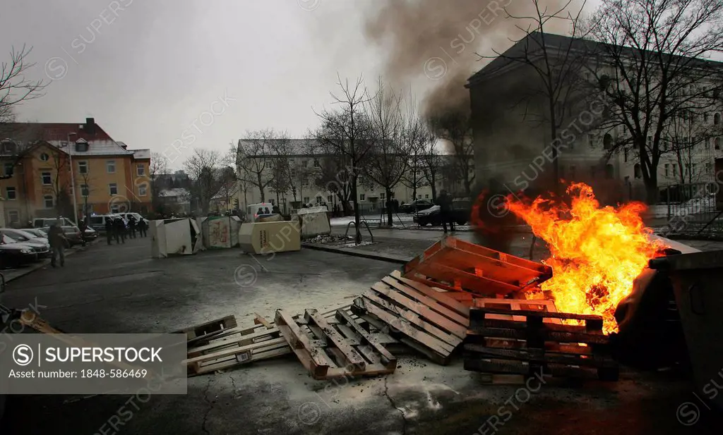 Burning barricades, participants of a left-wing counter demonstration during a right-wing rally, 19th February 2011 in Dresden, Saxony, Germany, Europ...