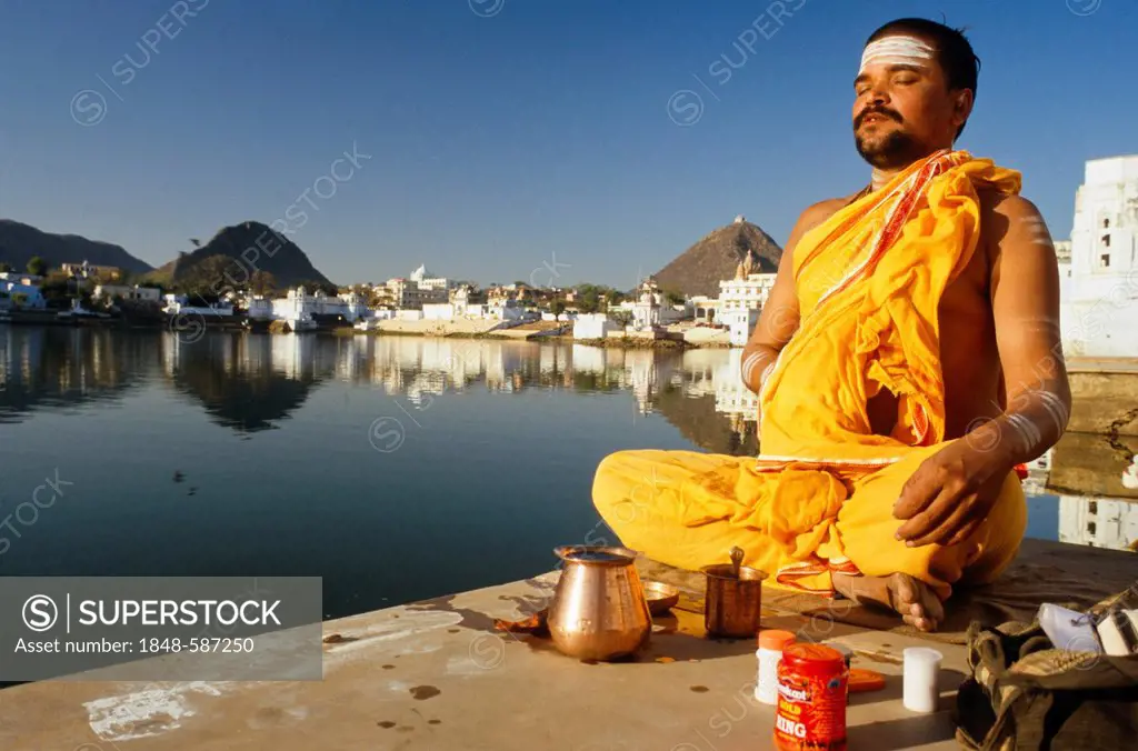 Brahmin praying to Shiva at the holy Lake of Brahma, Pushkar, Rajasthan, India, Asia