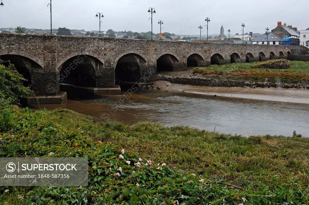 Bridge on Wool, bridge with 17 arches crossing the Camel River, built in 1468, enlarged in 1853, Wadebridge, during rainy weather, Cornwall, England, ...