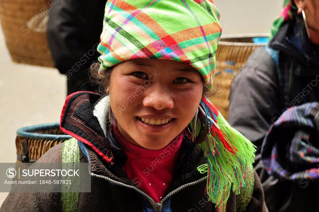 Member of the Black Hmong ethnic minority, Sa Pa, Northern Vietnam, Vietnam, Southeast Asia, Asia