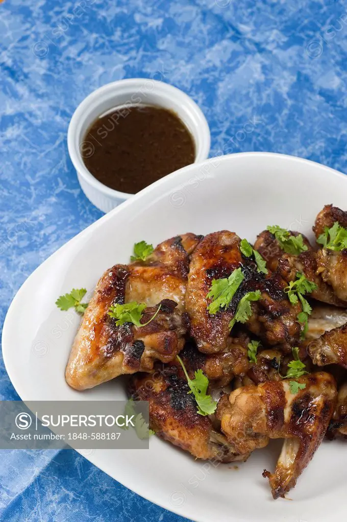 Marinated chicken wings with coriander