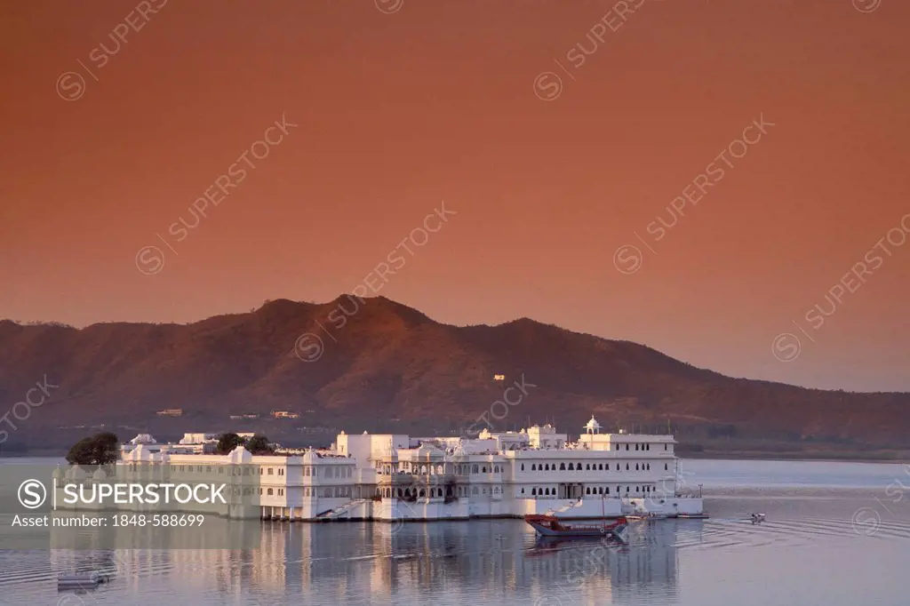 Evening mood, Taj Lake Palace Hotel, heritage hotel or palace hotel, Lake Pichola, Udaipur, Rajasthan, North India, India, Asia