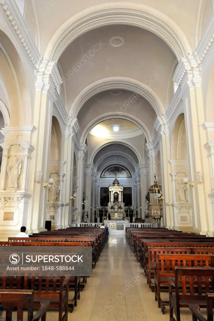 Nave and altar area, Leon Cathedral, Catedral de la Asuncion, built in 1860, Leon, Nicaragua, Central America