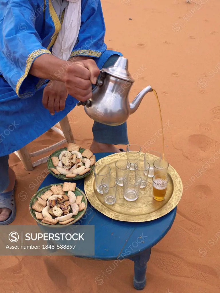 Tuareg man pouring tea, known as Berber whiskey, Erg Chebbi Desert, near Merzouga, Morocco, North Africa, Africa