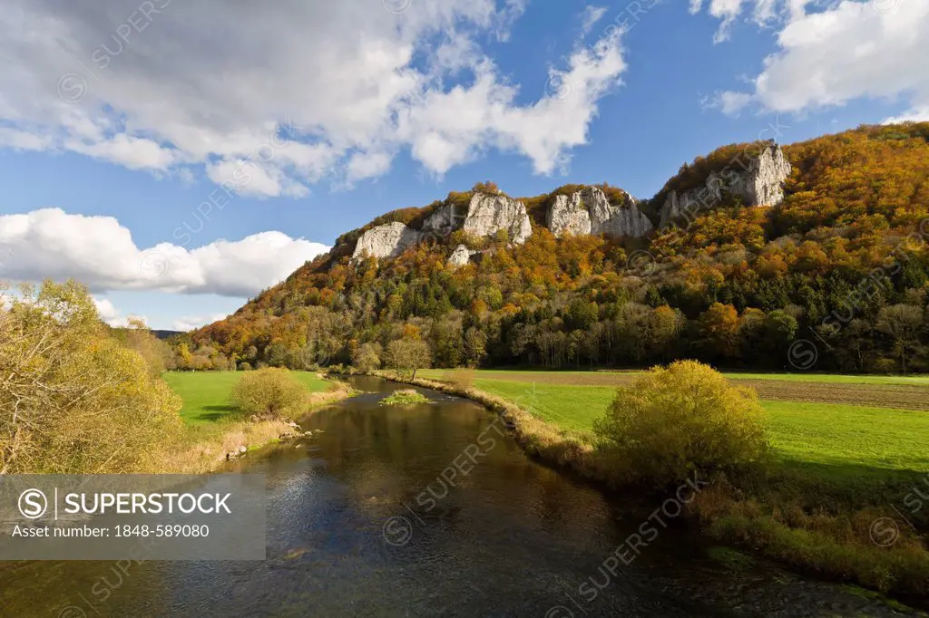 Ypsilonfels, Wagenburgfels, Adlerfels and Alte Hausener Wand, from left, limestone cliffs near Hausen im Tal, Danube river, Upper Danube Nature Park, ...