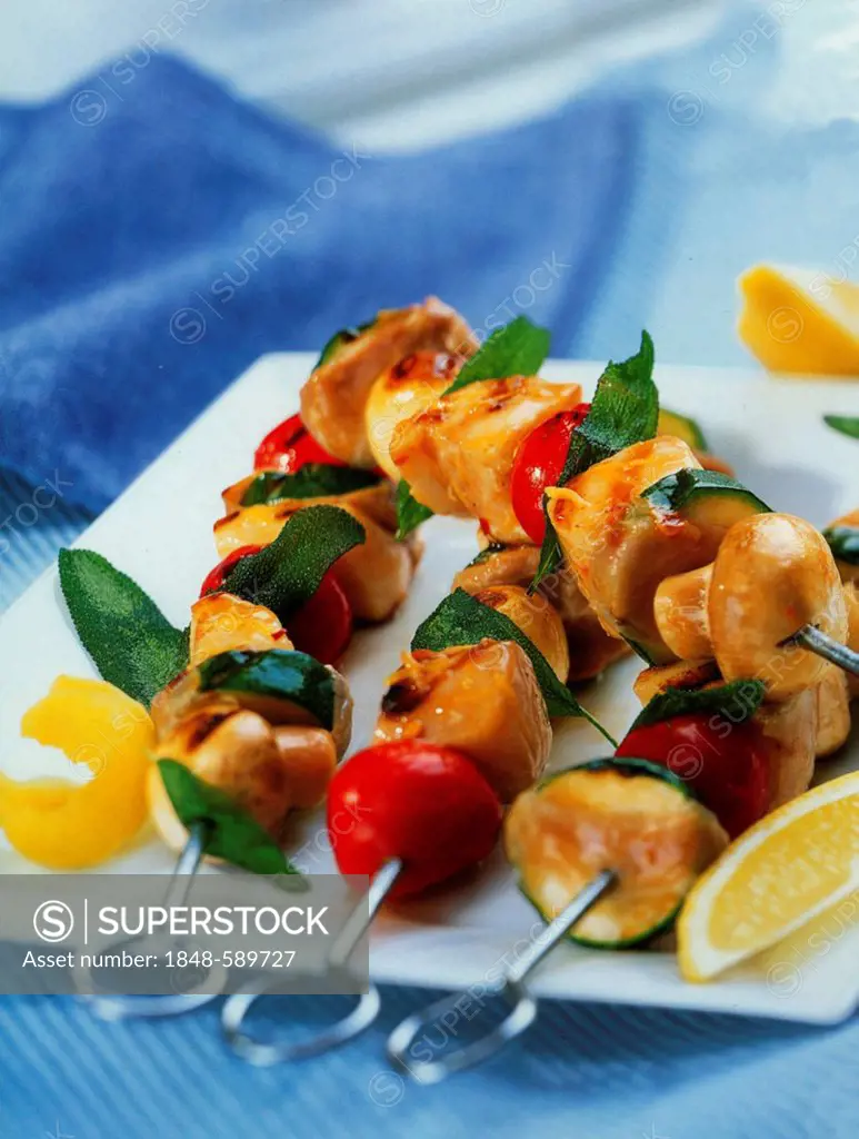 Small salmon skewers with vegetables