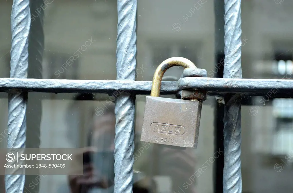 Window secured with bars and a padlock, historic town centre, Duesseldorf, North Rhine-Westphalia, Germany, Europe