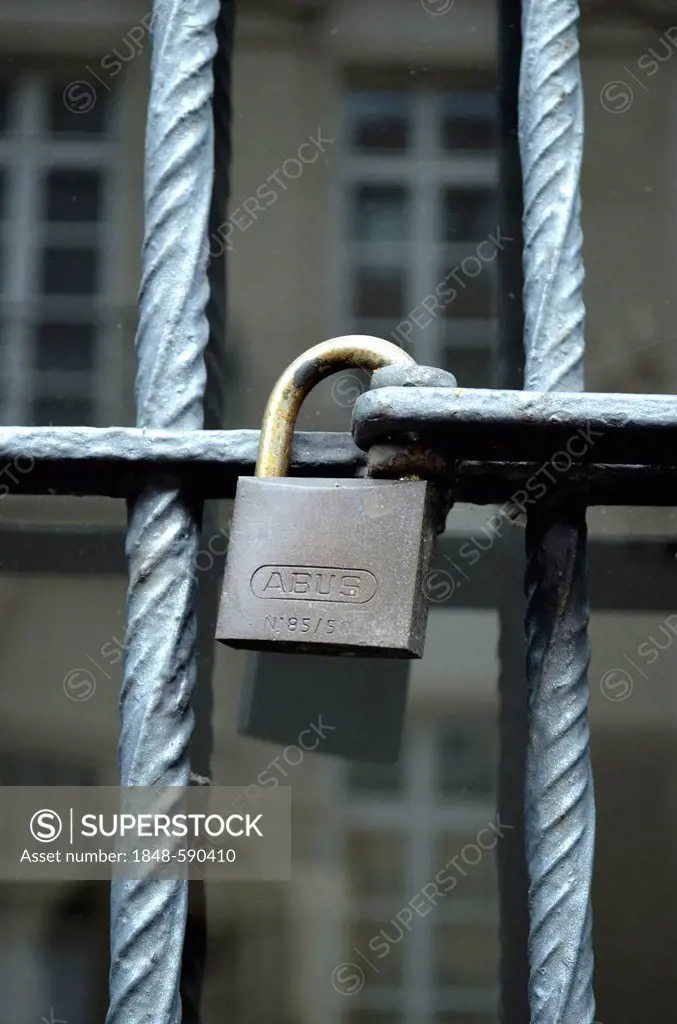 Window secured with bars and a padlock, historic town centre, Duesseldorf, North Rhine-Westphalia, Germany, Europe