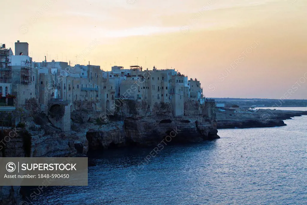 Polignano a Mare, historic town centre built on the cliffs by the sea, Apulia, Southern Italy, Italy, Europe