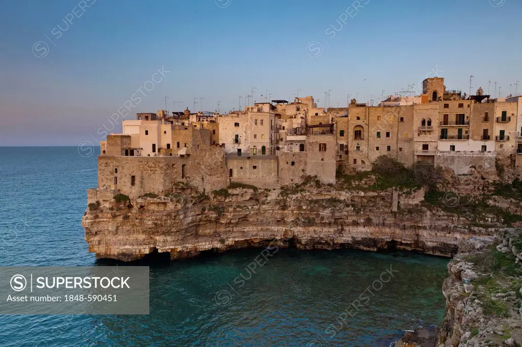 Polignano a Mare, historic town centre built on the cliffs by the sea, bay for swimming, Apulia, Southern Italy, Italy, Europe