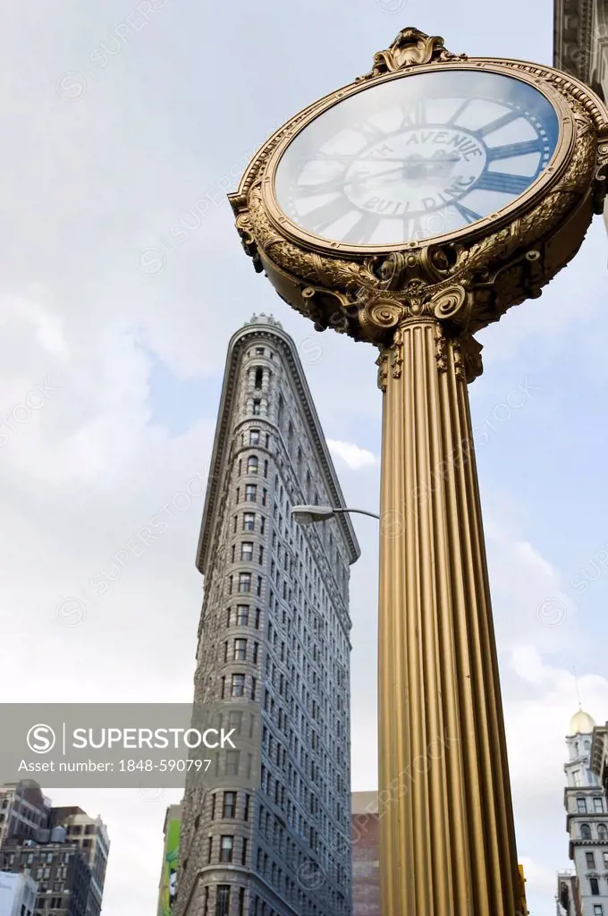 Clock in front of the Flatiron Building, Manhattan, New York, USA