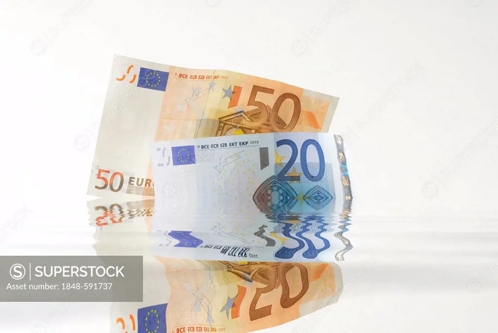 Euro banknotes sinking into water, symbolic image