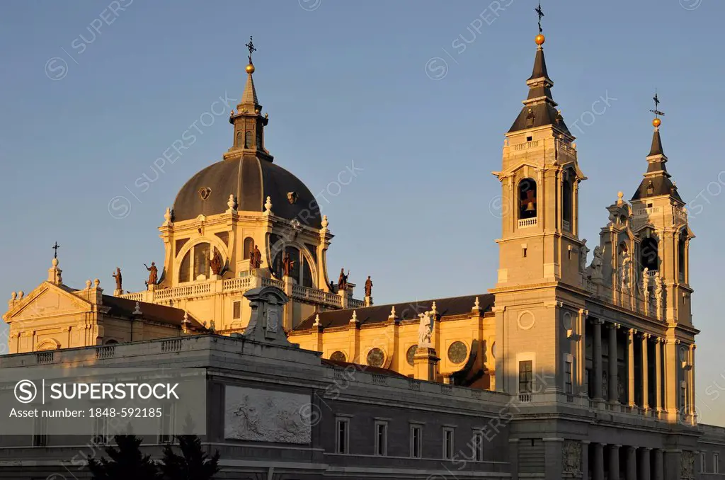 Northeastern view of the cathedral in the morning light, dome, Catedral de Nuestra Señora de la Almudena, Santa María la Real de La Almudena, Almudena...