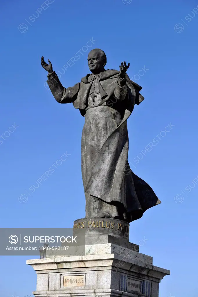Statue of Pope John Paul II with open arms, monument, Catedral de Nuestra Señora de la Almudena, Santa María la Real de La Almudena, Almudena Cathedra...
