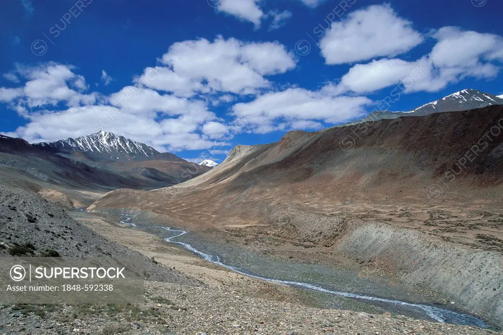 River valley leading to Mt Sisir La or Sisir Pass, Zanskar, Ladakh, Jammu and Kashmir, Indian Himalayas, North India, India, Asia