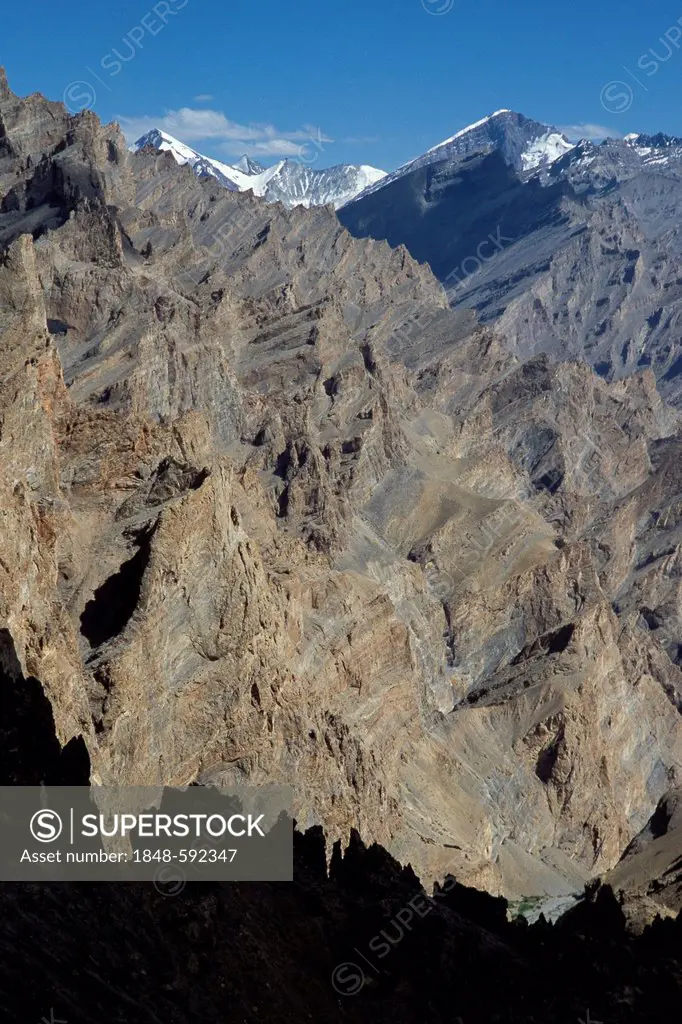 Rugged mountain landscape at Mt Sengge-La or Sengge-Pass, Zanskar, Ladakh, Jammu and Kashmir, North India, India, Indian Himalayas, Asia