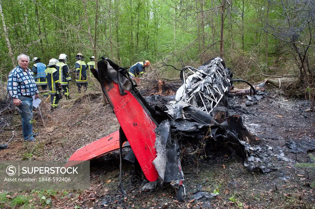 Crash site of a two-seat aerobatic aircraft EXTRA 300 in a wooded area at Hahnweide, the co-pilot died in the accident, the pilot, 24 years, was serio...