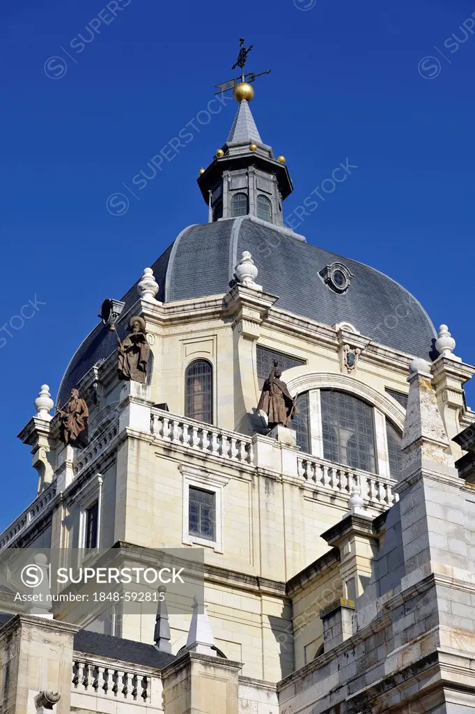 Dome, Catedral de Nuestra Señora de la Almudena, Santa María la Real de La Almudena, Almudena Cathedral, Madrid, Spain, Europe, PublicGround