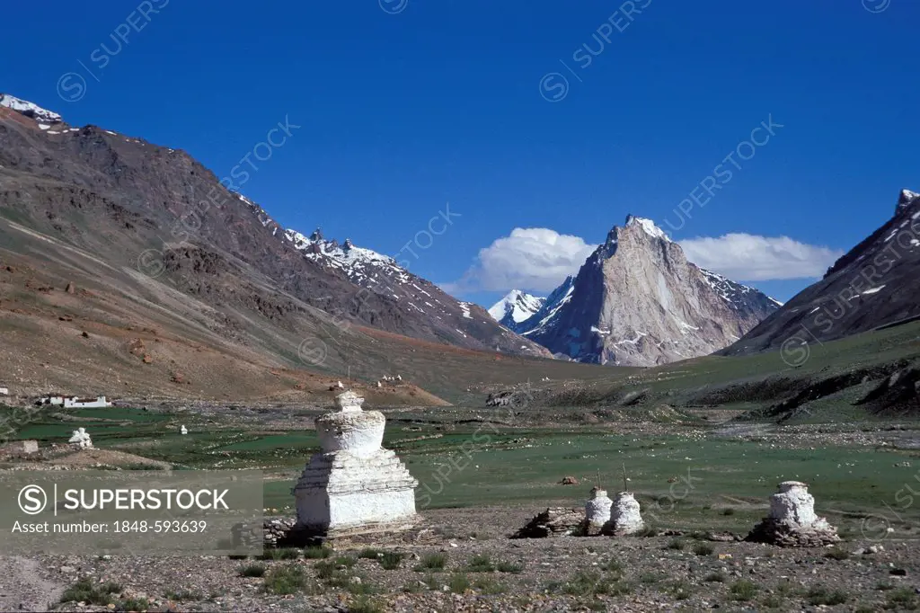 Chorten, Zanskar Valley near Kargyak, Mt Gumbarajon, Zanskar, Ladakh, Himalayas, Jammu and Kashmir, North India, India, Asia