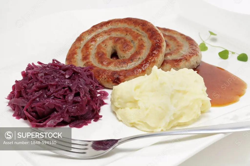 Bratwurst curls with red cabbage, mashed potatoes and gravy