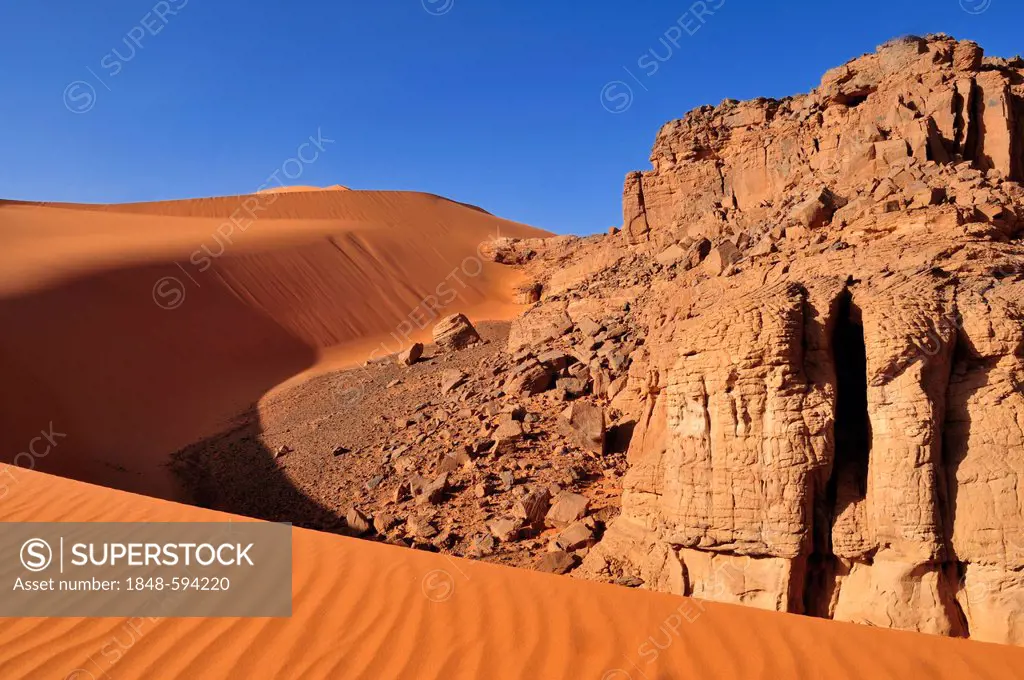 Sand dune at Tin Merzouga, Tadrart, Tassili n'Ajjer National Park, Unesco World Heritage Site, Algeria, Sahara, North Africa