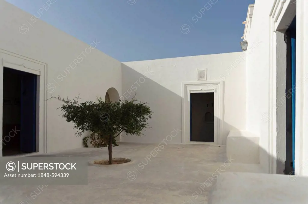Inner courtyard of a Menzel, Djerba, Tunisia, Maghreb, North Africa, Africa