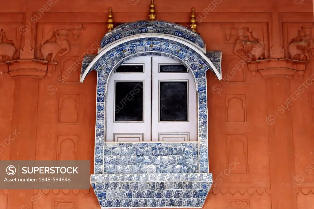 Window, framed with tiles, City Palace in the Fort of Jaisalmer, Rajasthan, India, Asia