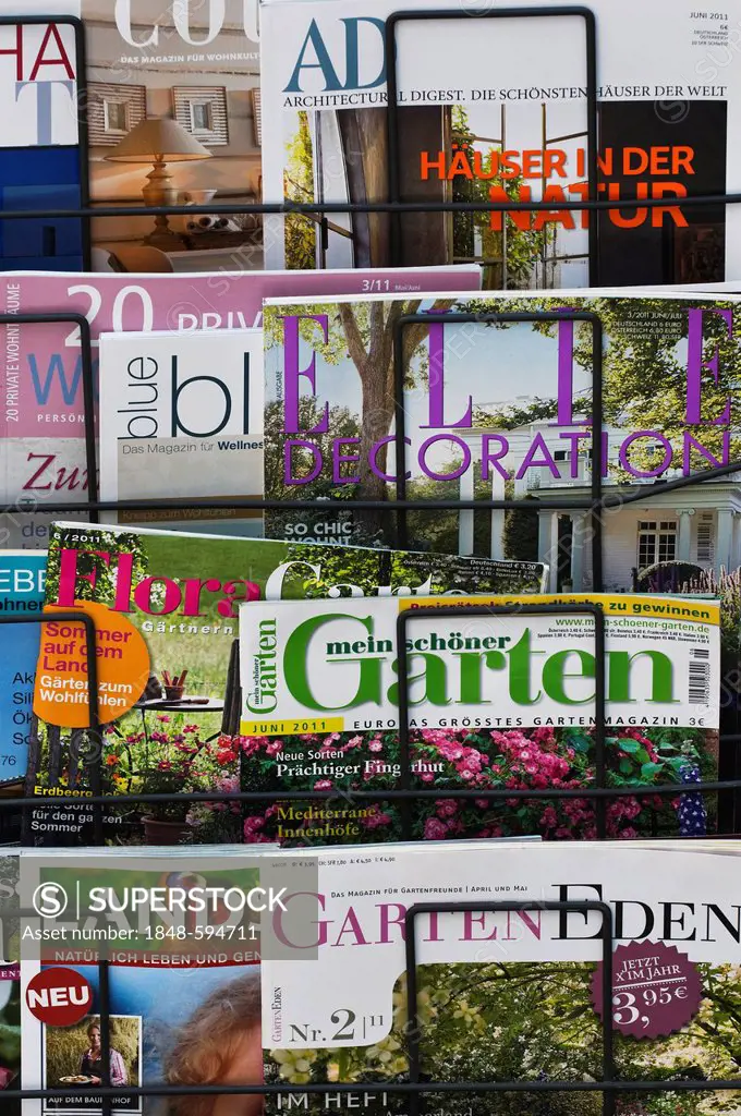 Several German gardening and nature magazines in a rack