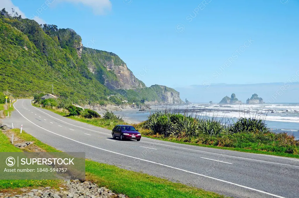 Coastal road N 6 on the Tasman Sea south of Greymouth, South Island, New Zealand