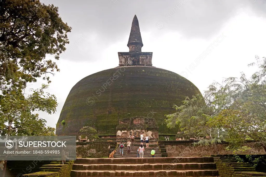 Dagoba Kiri Vihara stupa in the ruins of Polonnaruwa, UNESCO World Heritage Site, Sri Lanka, Asia