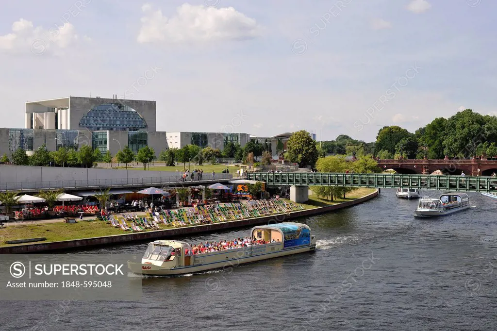 Shipping traffic, pleasure boats in front of the Strandbar Spreebogenpark beach bar and the Federal Chancellery, Spreebogen, Government District, Berl...