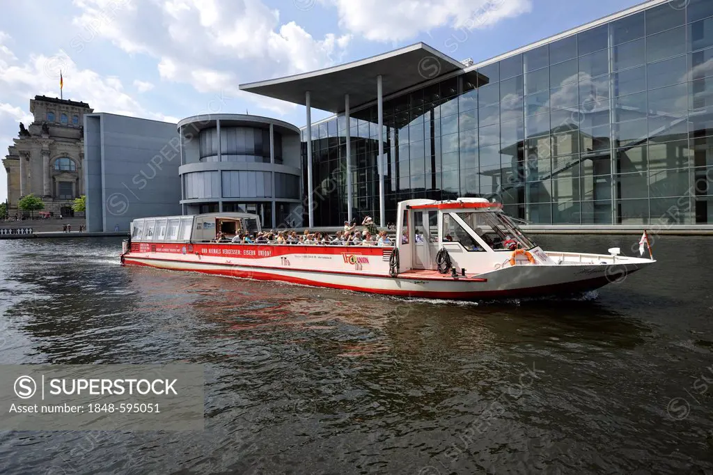 Excursion boat in front of the Reichstag Building, German Parliament, and Paul-Loebe-Haus, Reichstagufer, Spreebogen, Government District, Berlin, Ger...