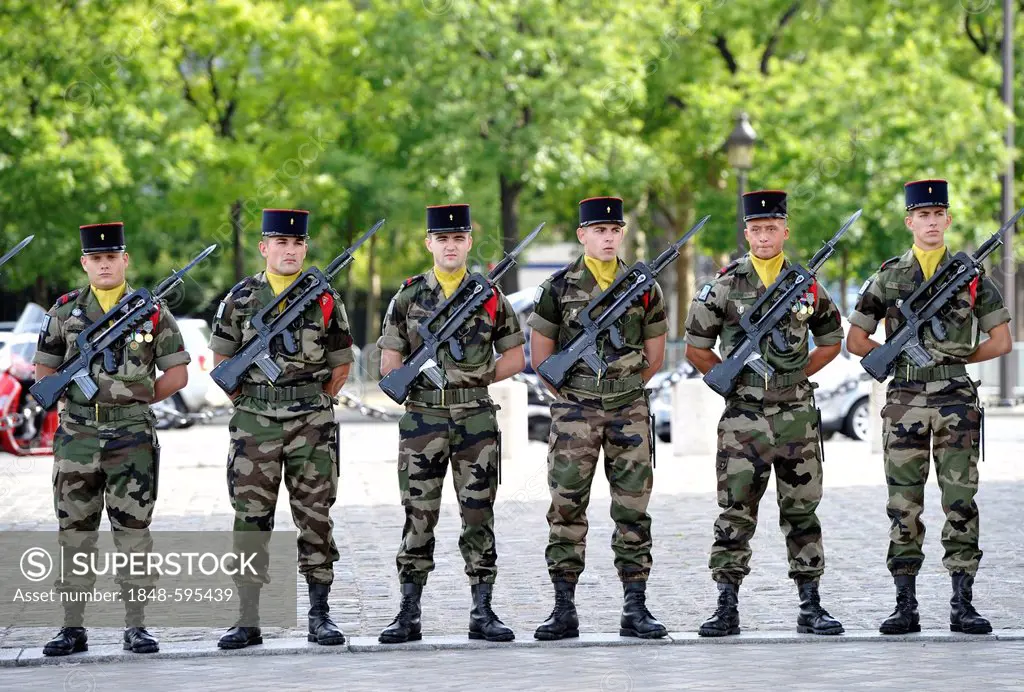 Honor guard, soldiers of the French Army at the Tomb of the Unknown Soldier, Place Charles de Gaulle Airport, Paris, France, Europe, PublicGround