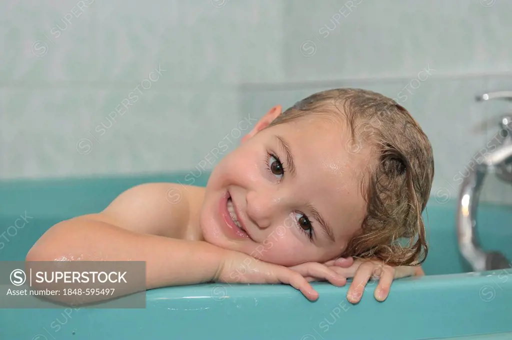 Girl, 4 year, bathing in the bathtub, portrait