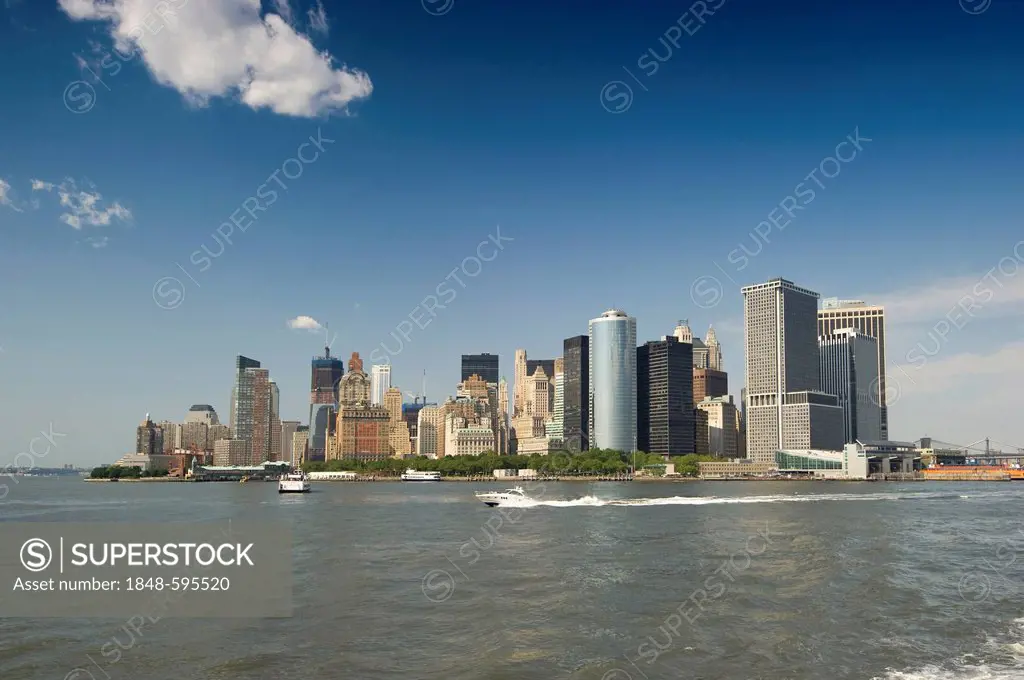 Skyline of Downtown Manhattan from the Staten Island Ferry, Manhattan, New York, USA, America